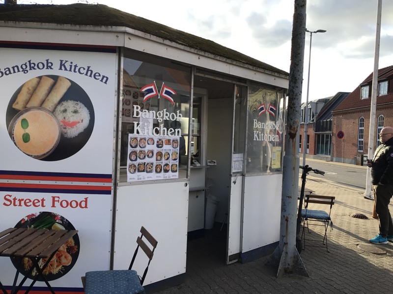 Den har i årtier været en af Aalborgs mest kendte pølsevogne, nu har den succes som Bangkok Kitchen.