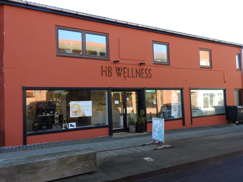 HB Wellness har god plads i den store klinik, og man kan parkere lige uden for i Nørregade.