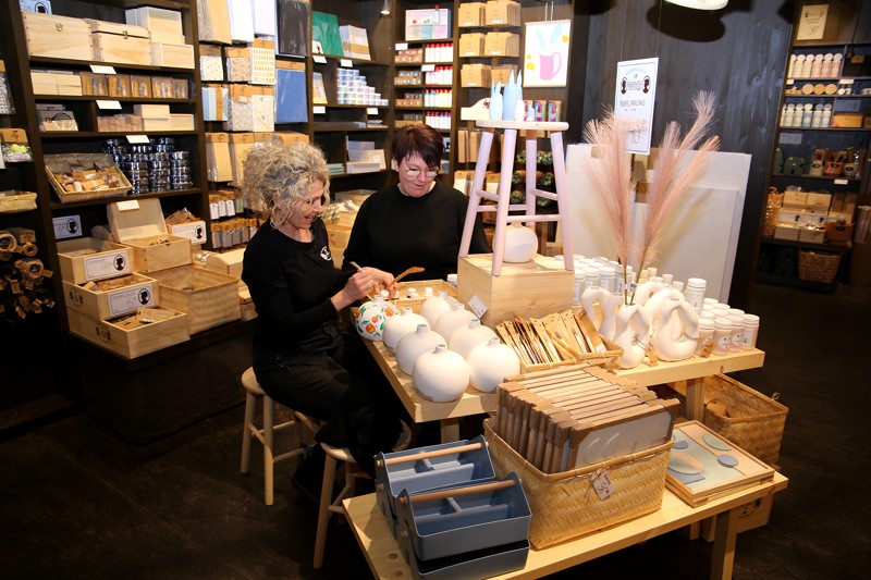 Anita Rasmussen og Karina Kjærsgaard har taget plads i det kreative hjørne. Søstrene Grene er kendt for sit store udvalg af hobbyartikler.
