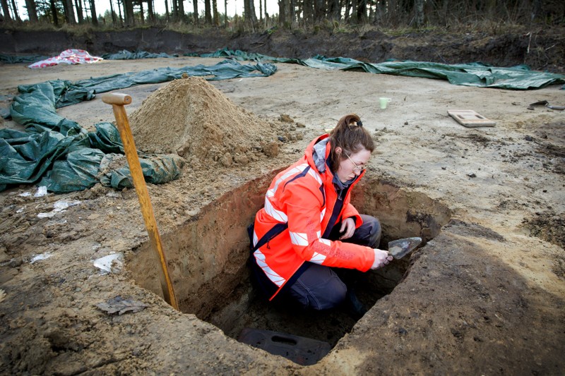 I sidste uge genoptog arkæologerne gravearbejdet på pladsen i Hune, men nu har vejret tvunget blandt andre Sanne Toudahl Laustsen til at sætte udgravningen på pause.
