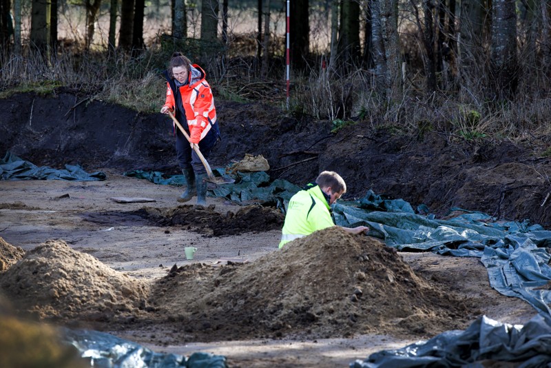Det er de store graveredskaber, Thomas Rune Knudsen og Sanne Toudahl Laustsen, har taget i brug på grunden i Hune.
