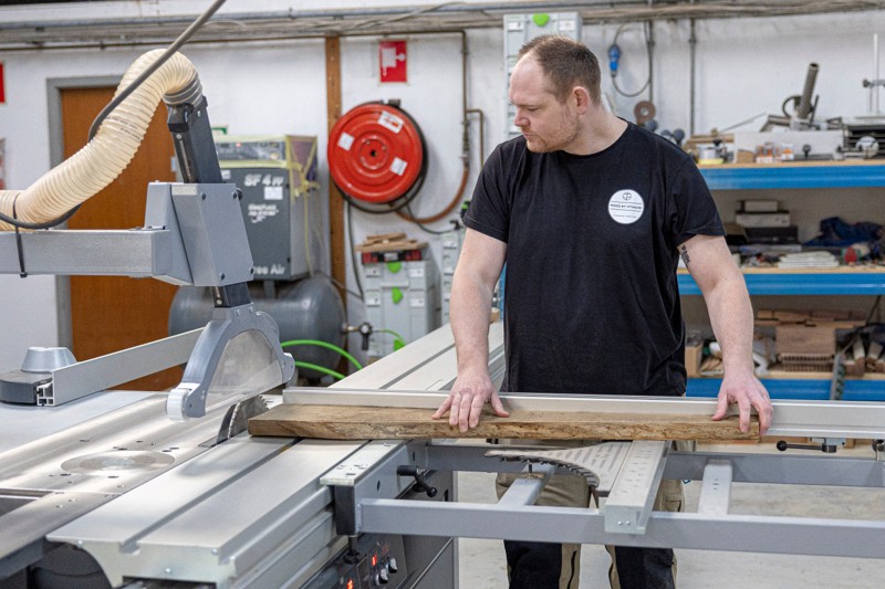 - Da jeg startede, var det nærmest med Jem&Fix-værktøj, fortæller David Nymand, der nu investerer i nye maskiner hver gang, der er penge på kontoen.