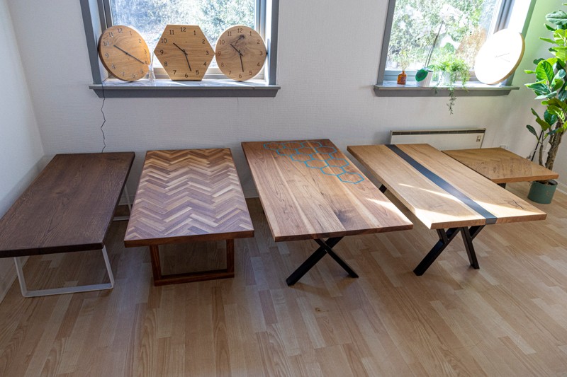 David Nymand kan også lave borde med f.eks. sildebensparket. Her er det sofaborde.