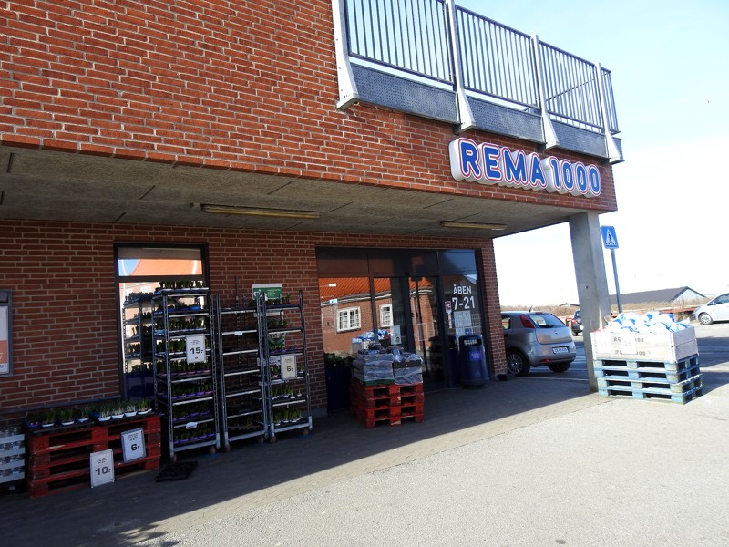 Planerne for Rema 1000 var jo, at man ville bygge nyt i Jyllandsgade, men nu er fremtiden den, at man afventer ind til videre, siger købmanden i Rema 100 i Hirtshals.