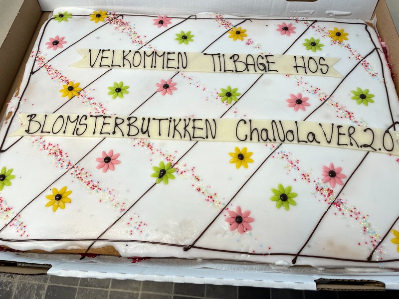 På åbningsdagen blev der serveret en flot kage. Som der stod: "ChaNoLa version 2.0".