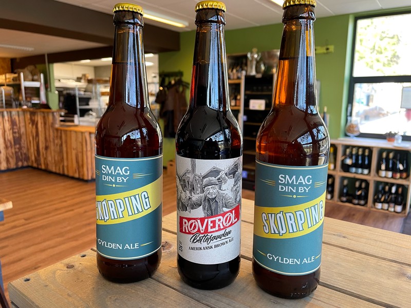 "Bettefandens Røverøl", en amerikansk brown ale, omgivet af Skørping-øllen, en frisk gylden ale.