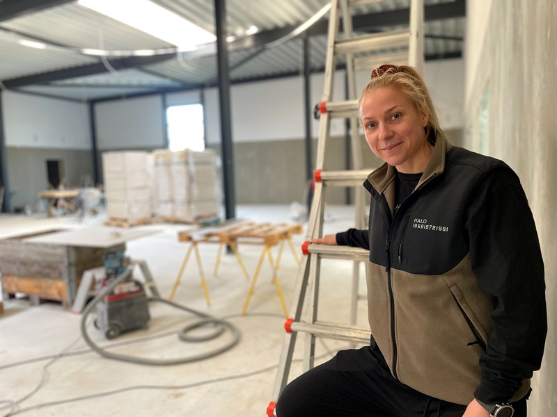Der er stadig et stykke vej før lokalerne og indretningen er færdig, men håndværkerne har lovet, at de nok skal være klar til åbningen 1. april, fortæller Cathrine Mamsen.