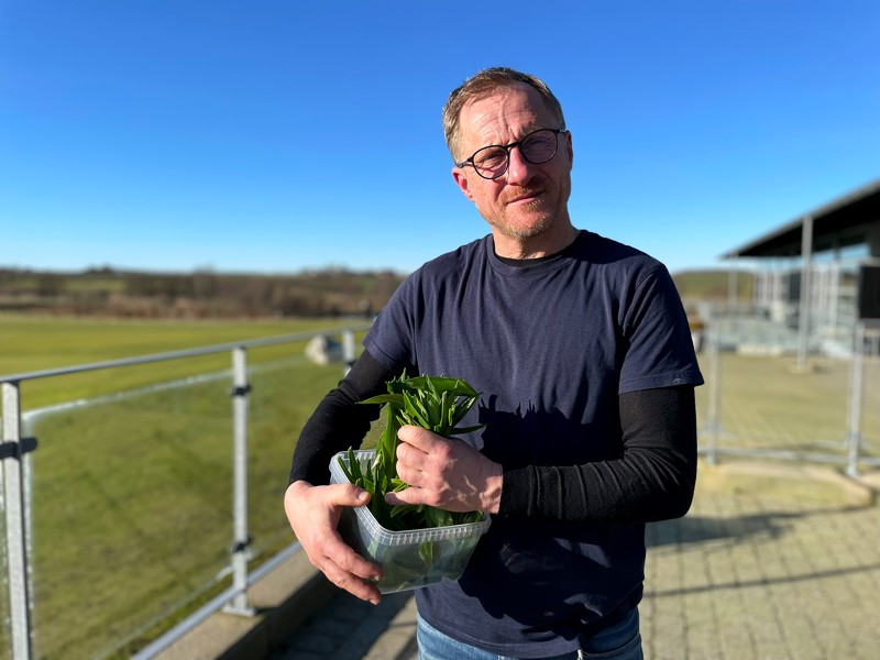 Køkkenet vil blive præget af årstidens aktuelle råvarer – primært de lokale. Her står Kenneth Kragelund med årets første ramsløg, plukket i skovbunden.