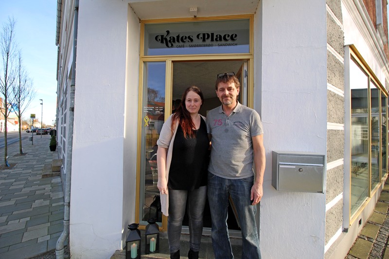 Kate og Brian Sørensen foran deres nye café på Slotsgade i Dronninglund.