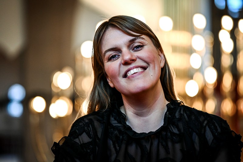 Katrine Muff spiller, synger og fortæller ved et arrangement i Dronninglund Kirke.