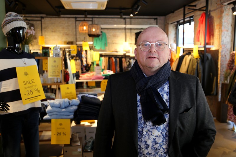 Ole Andersen glæder sig over, at butikken og personalet fortsætter med nye ejere.