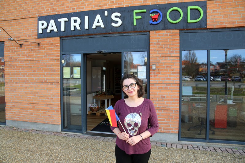 Mihaela Buta byder velkommen i Patria's Food, som har alt i rumænske specialiteter.