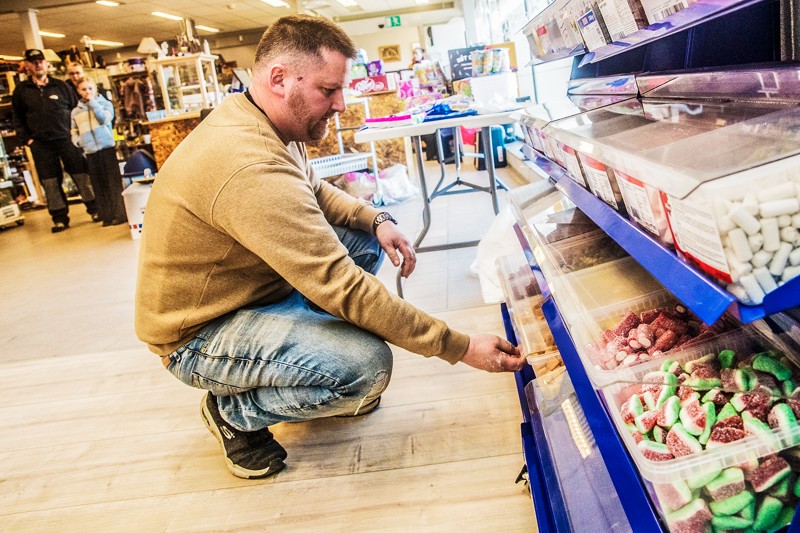 Indehaver Kasper Olesen har haft travlt med at indrette det nye slik-afsnit.