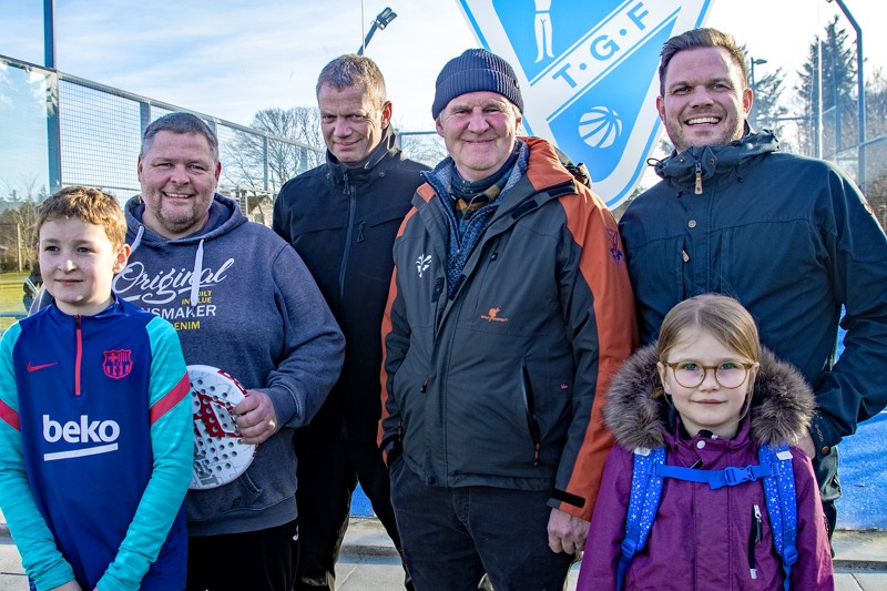 Padel-udvalget i Tranum Gymnastik og Idrætsforening har samlet midler til padel-bane. Fra venstre Daniel og Peter Andersen, Michael Kristensen, Kim Levisen samt Johanne og Peter Dalgaard.