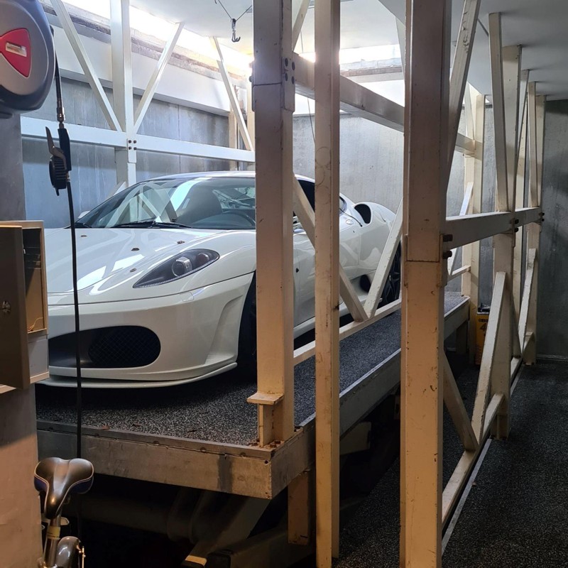 To elevatorer sørger for adgang til garage og værksted i kælderen.