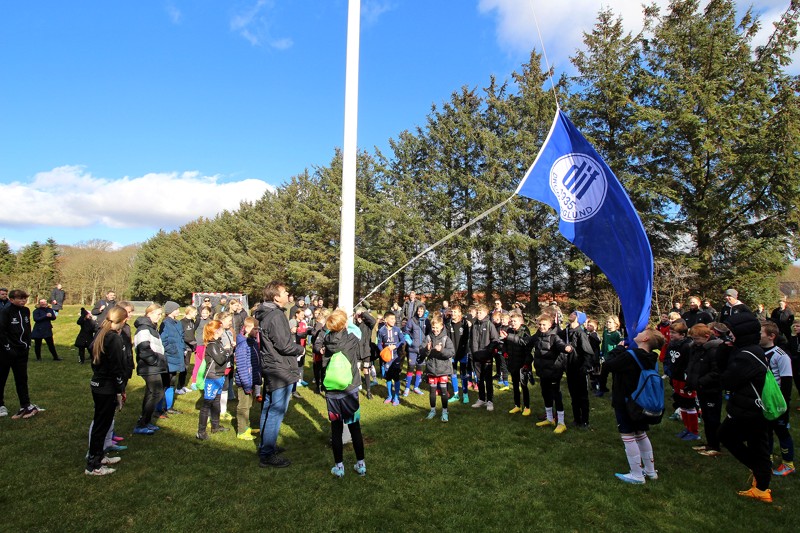 Fodboldformand Flemming Kvist hejste flaget sammen med spillerne Elias og Oliver.