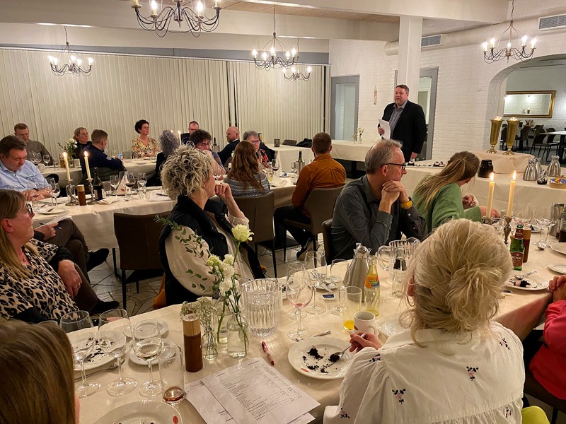 Formanden for Dronninglund Handel, købmand Anders Dige, aflægger her beretning på foreningens generalforsamling på Dronninglund Hotel.