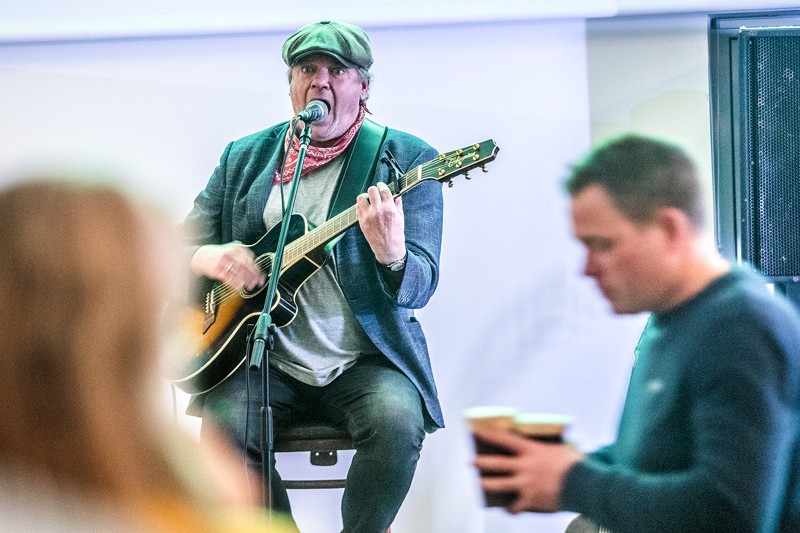 Anders Munch gav den som en vellignende Kim Larsen i Øster Hassing Forsamlingshus.