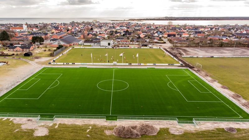 Den nye kunststofbane hos Hals forenede Sportsklubber tager form.