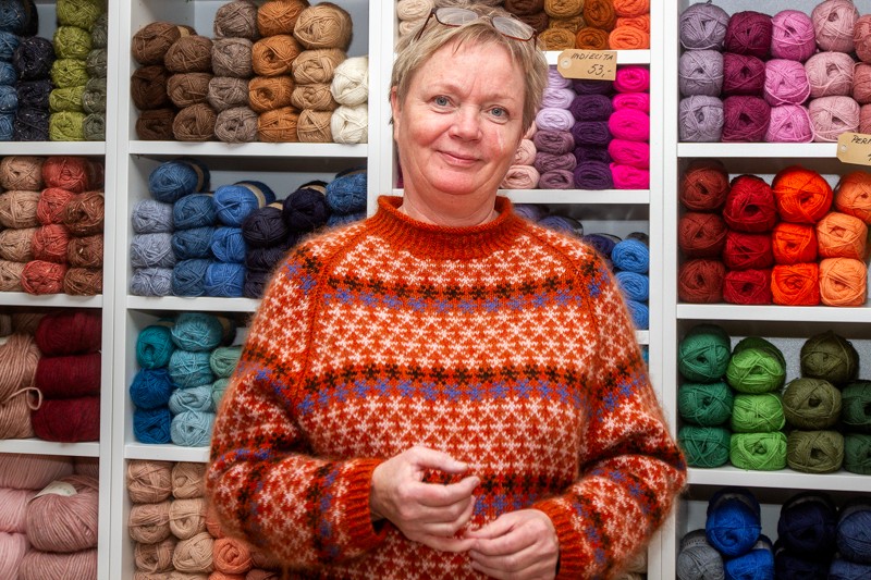 Susanne Kronborg Kold fra Kronborg Uld i Fjerritslev viser nye modeller til drik og strik-arrangementet i Brovst.
