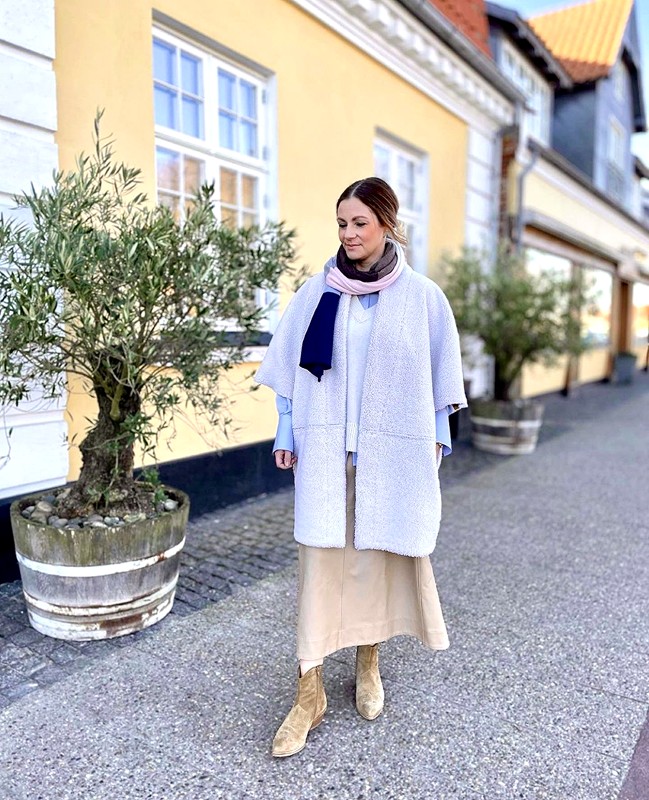 I påskedagene har butikken i Skagen besøg af deres designer, der kan lave mål til din helt egen personlige rulamsmodel. Her er det Heidi Riise fra butikken i en rulamsmodel, som egner sig til foråret.