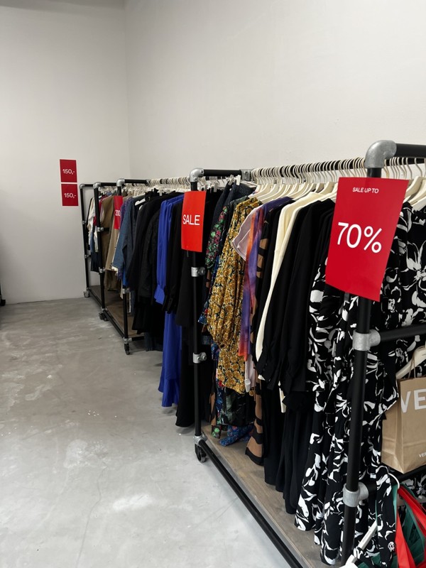 Denne måned renoverer Vero Moda deres butik i Aalborg Storcenter, men du kan stadig shoppe nyt til forårsgarderoben i deres midlertidige outlet lige overfor.