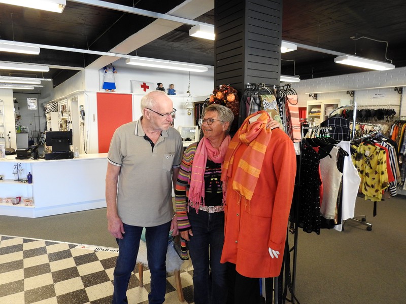 Her er det den daglige leder af butikken Kirsten Arlington, og formand for Røde Kors-butikkerne i Hirtshals Tversted, Jens Arne Nielsen, der glæder sig over alle de fine ting, der bliver indleveret.