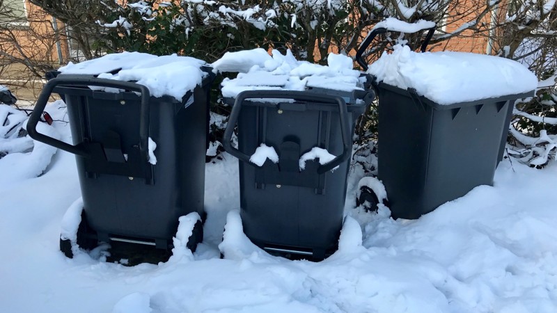 Sneen spænder ben for snerydningen tirsdag 7. marts, men det bliver afhentet, når det igen er til at komme rundt, lover Hjørring Kommune.