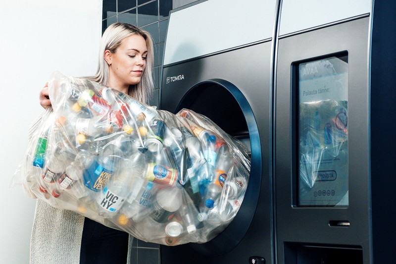Sådan forgår det - uden snaskede hænder. Du hælder simpelthen hele sækkens indhold af dåser og plastflasker i maskinen.