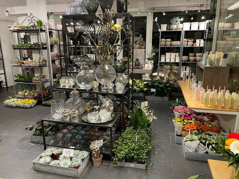 Når man skal købe blomster udenfor normal åbningstid, skal man ringe til det telefonnummer, der står ved døren. Herefter kan man gå ind og vælge varer og betale med MobilePay.