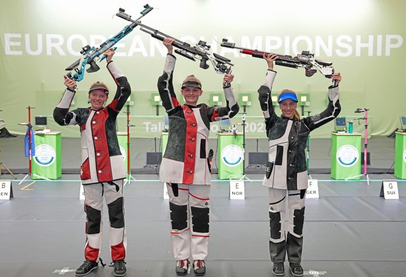 Anne Bakke Nielsen (I midten) fra Thisted Skyttekreds vinder guld ved EM i Estland i 10 meter luftskydning for juniorer