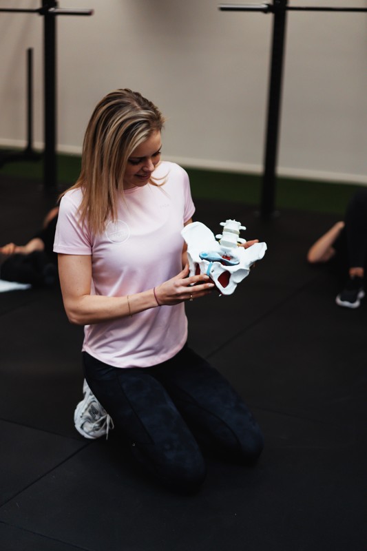 Træningen tager hensyn til genoptræning af bækkenbunden efter graviditet og fødsel.