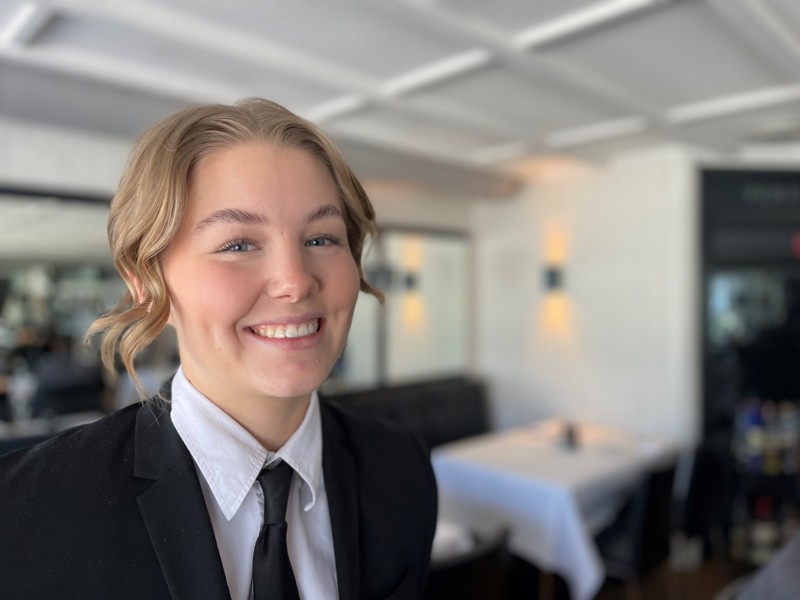Sofie Bjerre Christensen er 20 år og fra Hjørring. Snart skal hun deltage ved DM for tjenerelever - og hun håber, at hun på vegne af sin arbejdsplads, Bryghuset Vendia, kan stryge helt til tops.