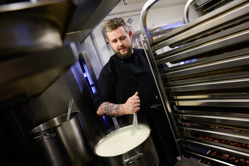 28-årige Nicolai Petersen når at stå i spidsen for Restaurant Bies Bryghus i to år - men om lidt kalder familielivet, og det har fået ham til at søge nye udfordringer.