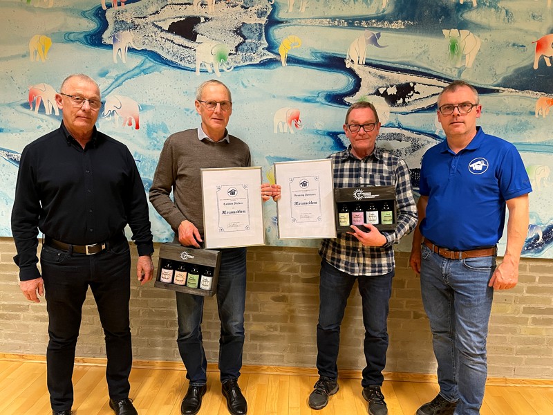 Carsten Nielsen (nr. 2 fra venstre) og Henning Sørensen er blevet udnævnt til æresmedlemmer i VBI - de flankeres her af foreningens formand, Niels Henriksen (tv), og næstformand, Anders Kragh (th)