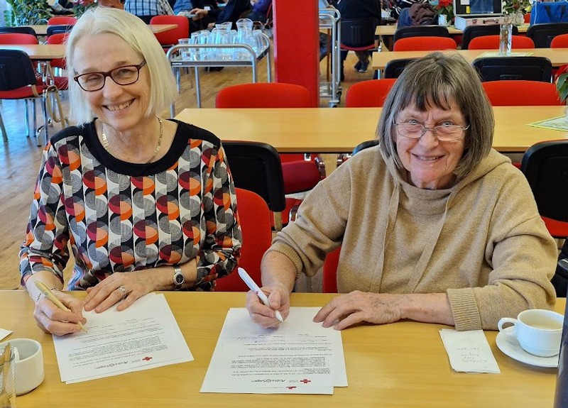 Birgitte Christensen formand Ældre sagen Aars (t.v.) og Karin Birgitte Sneskov, formand Røde Kors Løgstør, underskriver samarbejdsaftalen.