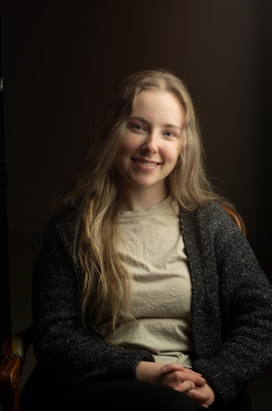 Amanda var elev på Vrå Højskole i 2022. Hun bor nu i Aalborg, hvor hun studerer musik på Aalborg Universitet.