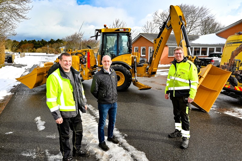 Montør Lasse Olsen og sælger Claus Thomsen (midten) fra Hydrema afleverede torsdag den nye maskine til Hanstholm.