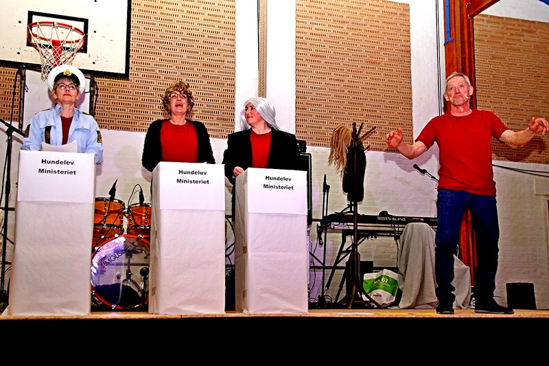 Så er der indkaldt til pressemøde i Hundelev. Fra venstre ses Lotte Schütz, Lene Vinther Nielsen, Karin Fogdal Jacobsen, og som tegnsprogstolk ses Bjarne Terkelsen.