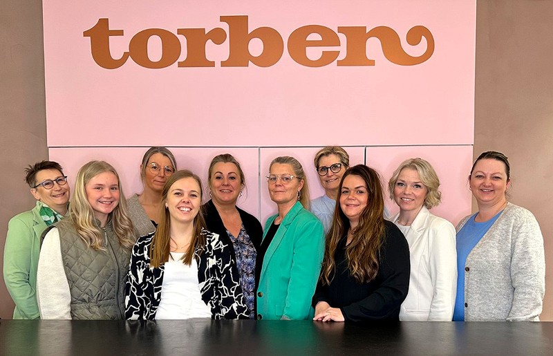 Teamet hos Torben: Bagerst fra venstre: Dorte, Jeanette, Louise, Mette, Bolette, Helle, Karina. Forest fra venstre: Sofie, Janni, Maria.