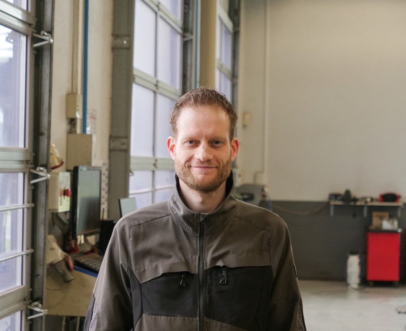 Kenneth Jensen kommer med mere end 15 års erfaring i den etablerede branche og en uddannelse som Renault-specialist. Hos Super Dæk Service bliver han afdelingens Bosch Car Service tekniker og kommer til at arbejde med endnu flere forskellige bilmærker, hvilket han glæder sig meget til.