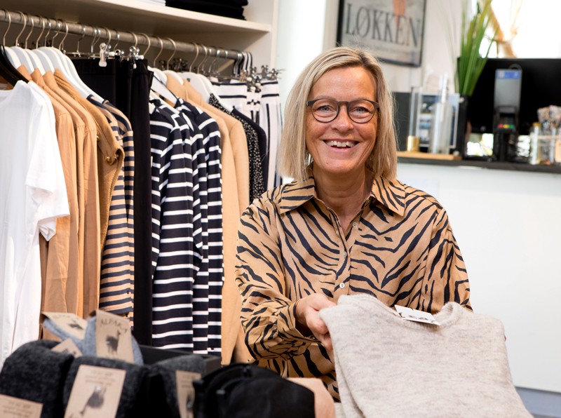 Parret har tanker om planlægningen af et ejerskifte - her er Vibeke i gang i butikken