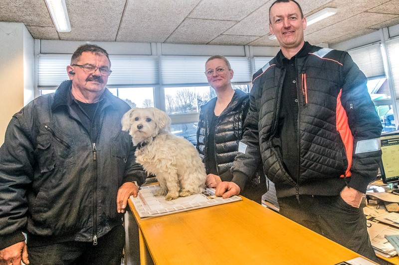 Kurt Larsen (t.v.) har fået en god modtagelse hos Jens Holm Transport, hvor man især glæder sig over den erfaring han bibringer. Udover Kurt Larsen og Jens Holm poserer også firmahunden Walther og Jens' hustru Tina på billedet. Sidstnævnte forestår alt det adminstrative i virksomheden.