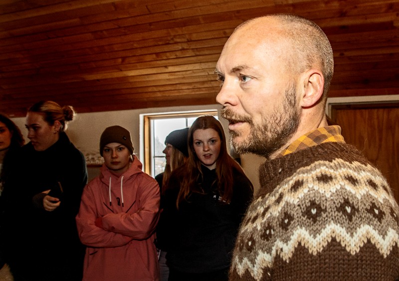 Chefkok Kresten Kronborg fra Madsmedjen lærte fra sig, da han underviste gymnasieeleverne fra Fjerritslev og Brest i vikingernes kogekunst.