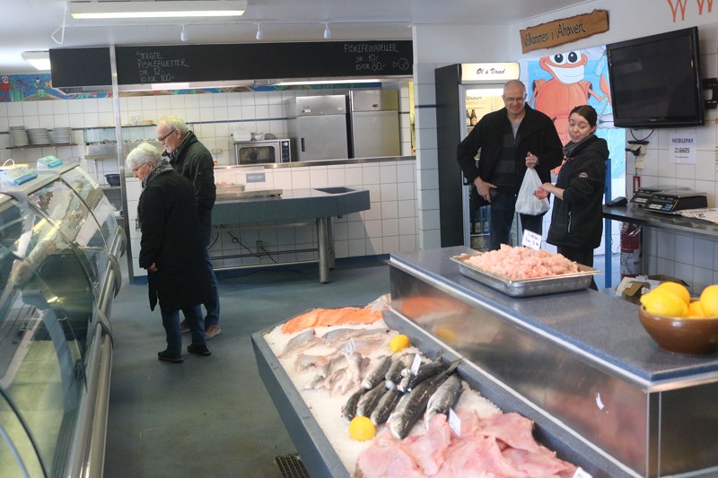 Selv om Klostergydens Fisk kun har været åbnet i få dage, er der hurtigt kommet kunder i butikken igen.