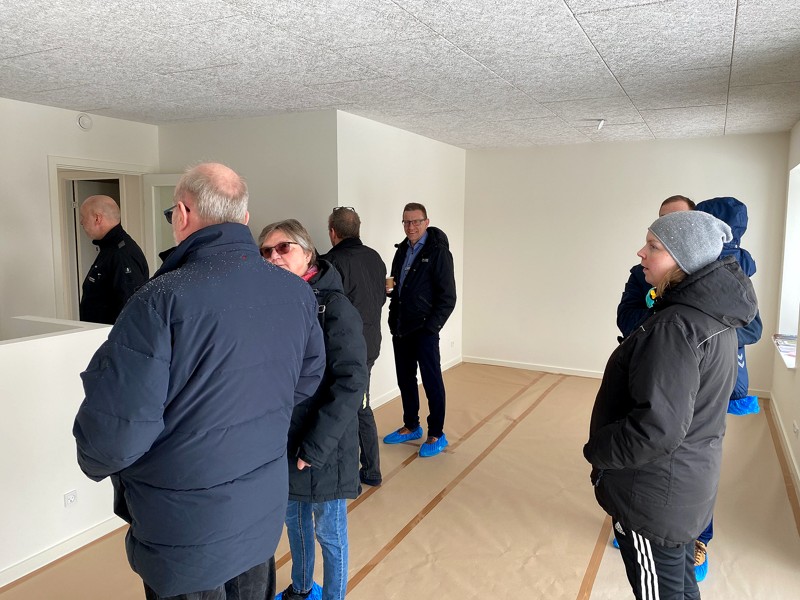 Trods sne og slud mødte mange interesserede op, da Sundby-Hvorup Boligselskab viste de nye boliger frem.