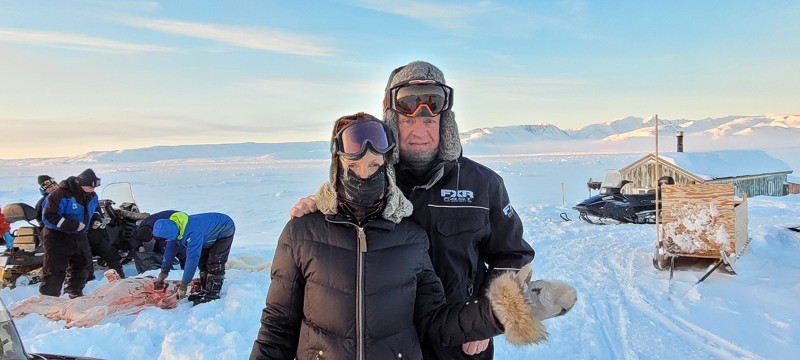 Solveig og Ulrik i Kap Tobin. I baggrunden flænses en isbjørn.