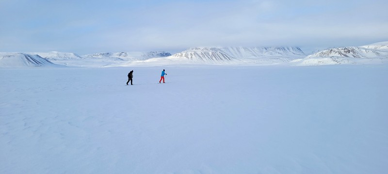 Solveig og Melina på skitur. Når det sker, følger Ulrik altid efter på snescooter for at træde til, hvis de møder en isbjørn.