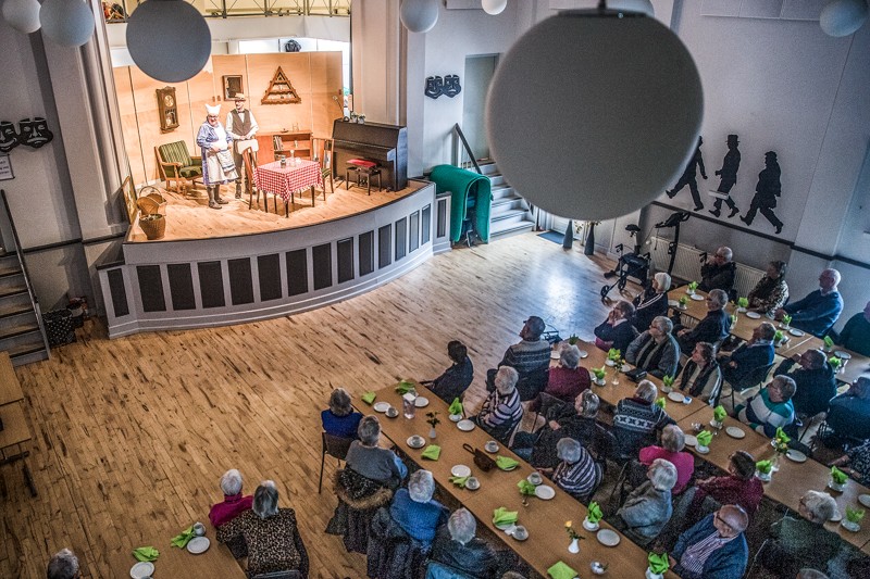 Brønderslev Pensionistforening var vært ved forestillingen i aktivitetscentret Bien.