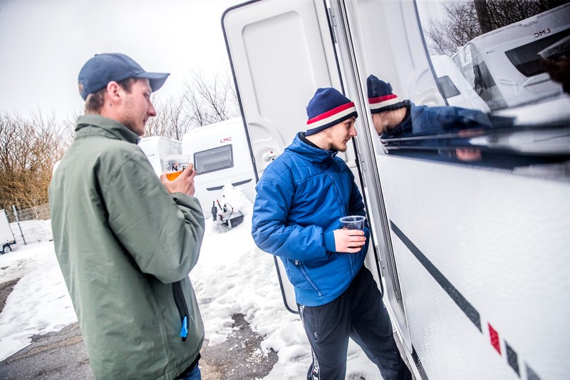 Blandt de besøgende var Daniel Hansen (t.v.) og Mike Nielsen fra Brønderslev. Sammen med en gruppe venner overvejer de at købe en campingvogn, som skal bruges til fællesture, ferier og festivaller.